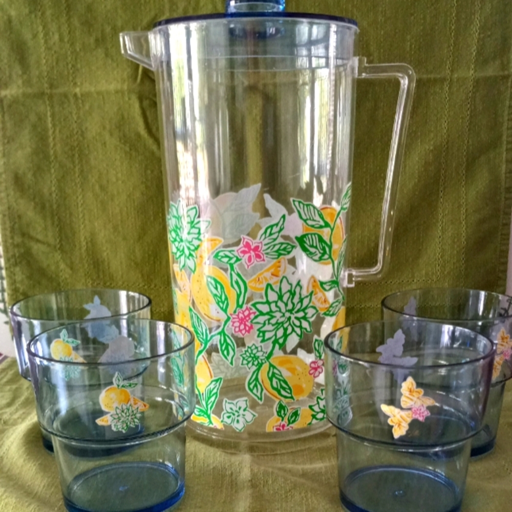 NWOT LILY PULITZER ACRYLIC PITCHER & 4 GLASSES "LETS MAKE LEMONADE"